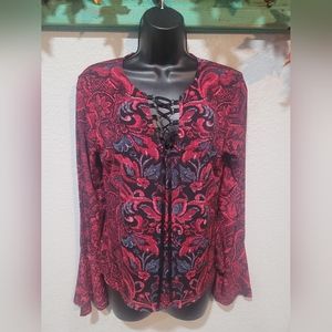 Like new top with lots of detail